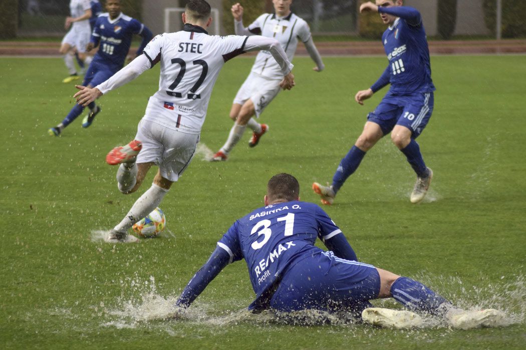 Fotbalisté Baníku Ostrava v utkání na soustředění v Turecku, které týmu komplikuje deštivé počasí