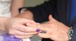 Výměna prstýnků - záložník Baníku Vladan Milosavljev si vzal přítelkyni Reginu