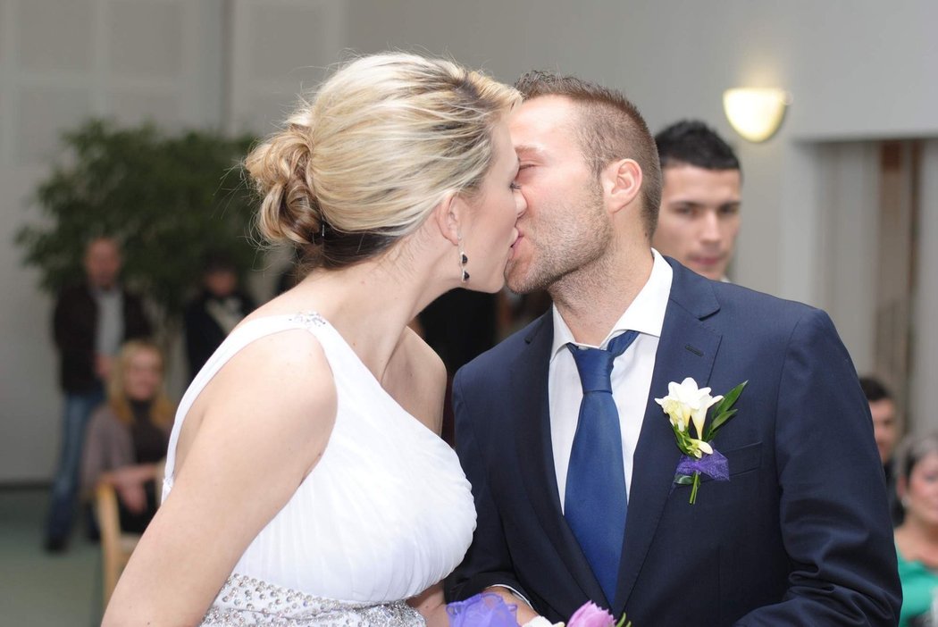 Ještě první novomanželský polibek - a Vladan Milosavljev už pomalu musel běžet na přípravu před zápasem