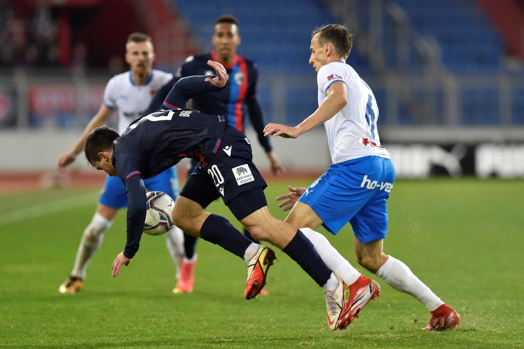 Záložník Baníku Daniel Tetour (vpravo) stíhá Pavla Buchu v zápase proti Plzni (2:2)