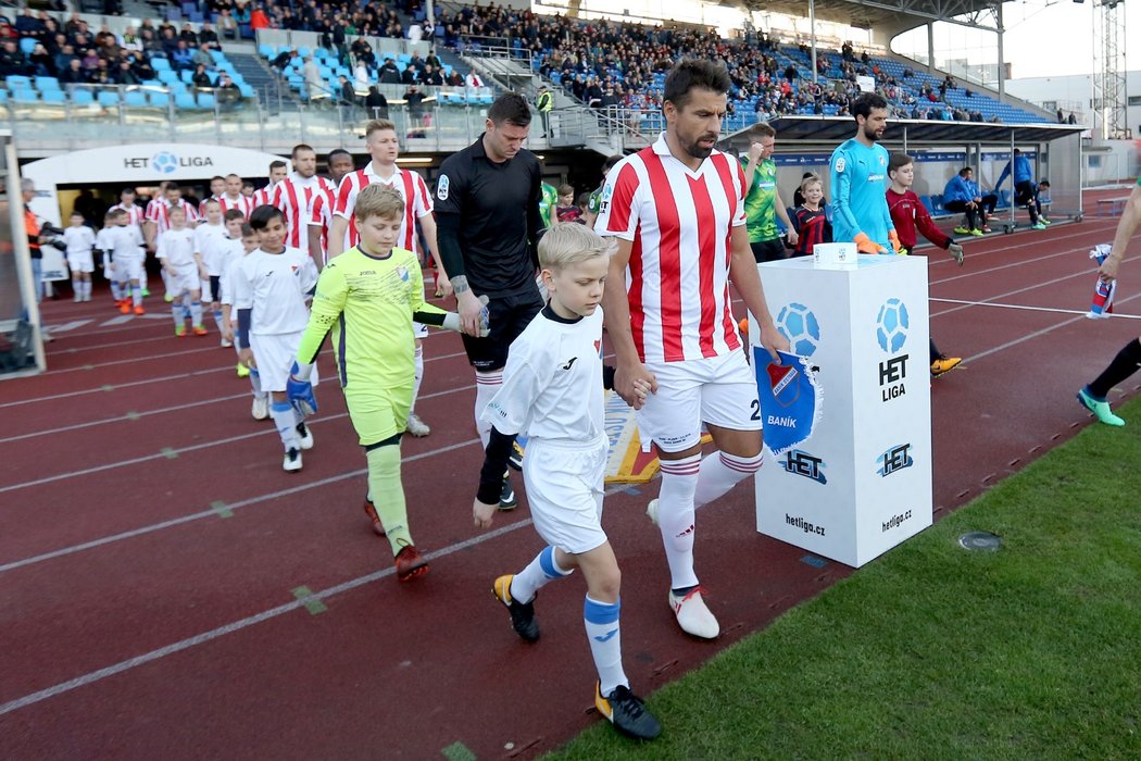 Fotbalisté Baníku Ostrava s kapitánem Milanem Barošem v čele nastupují na utkání s Viktorií Plzeň