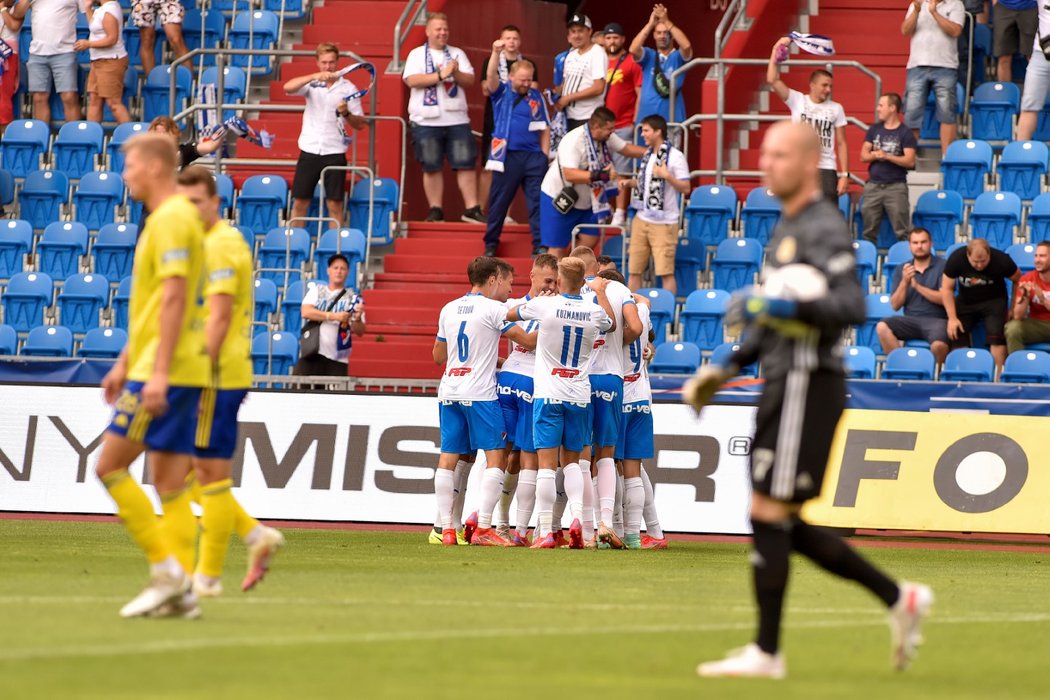 Fotbalisté Baníku oslavují vstřelenou branku v utkání se Zlínem