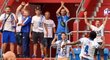 Fotbalisté Baníku oslavují vstřelenou branku do sítě Zlína