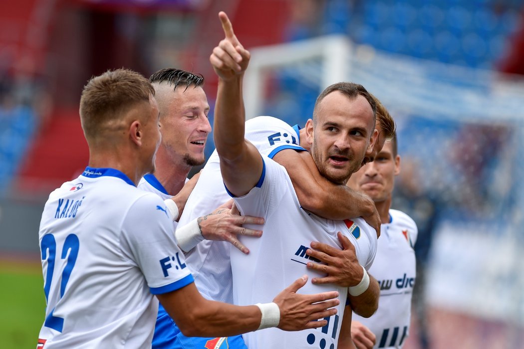 Fotbalisté Baníku oslavují vstřelenou branku v utkání se Zlínem