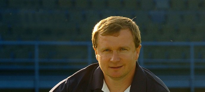 Pavel Vrba s pohárem pro mistra ligy 2003/2004, kdy získal titul jako asistent Františka Komňackého v Baníku 