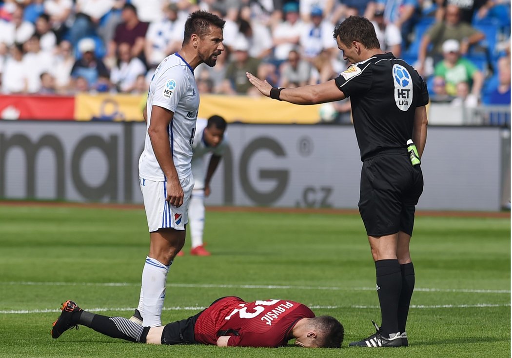 Zleva Milan Baroš z Baníku Ostrava a hlavní sudí duelu se Spartou Emanuel Marek