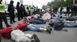 Fanoušci Sparty leží na zemi před policisty