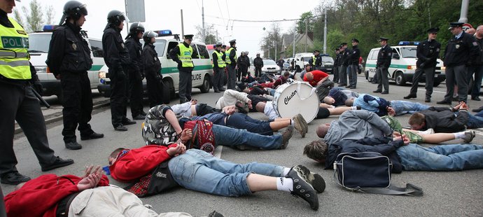 Fanoušci Sparty leží na zemi před policisty
