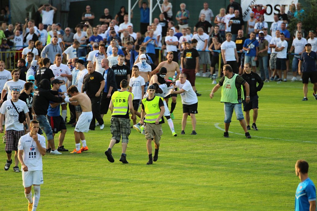 Zlobu fanoušků odnesli fyzickým atakem především Francis Narh a Marek Šichor