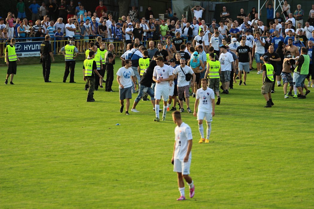 Rozezlení fans vtrhli na hřiště, chtěli z hráčů stáhnout ostravské dresy a při tom některé ostravské fotbalisty hrubě napadli