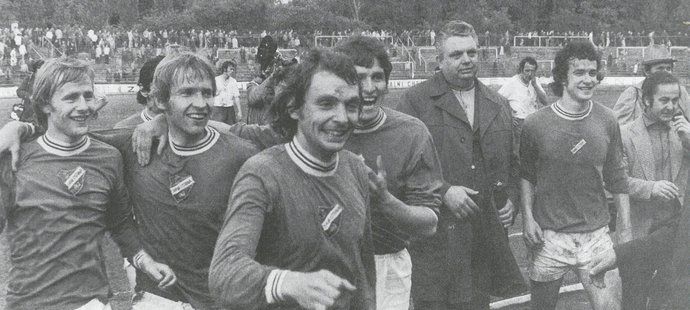 Libor Radimec se raduje společně se spoluhráči v mistrovské sezoně 1975/76