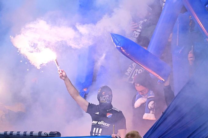 Policie ve střehu kvůli zápasu Baníku: zásah v restauraci, 16 cizinců bez dokladů Policie ve střehu kvůli zápasu Baníku: zásah v restauraci, 16 cizinců bez dokladů