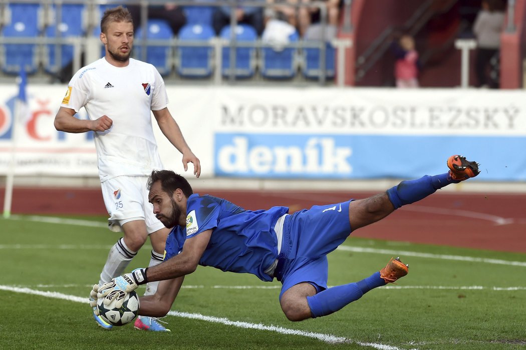 Sokolovský brankář Beláň zasahuje při zápasu s Baníkem