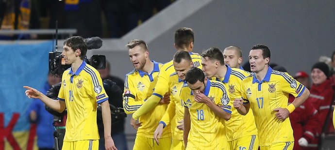 Fotbalisté Ukrajiny slaví. V úvodním utkání baráže o postup na EURO 2016 vyhráli doma nad Slovinskem 2:0.