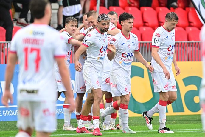 Fotbalisté Pardubic oslavují první gól v baráži o Chance Ligu proti Chrudimi Fotbalisté Pardubic oslavují první gól v baráži o Chance Ligu proti Chrudimi