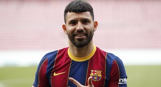 Střelec Agüero jde do Barcelony, podepsal smlouvu na dva roky