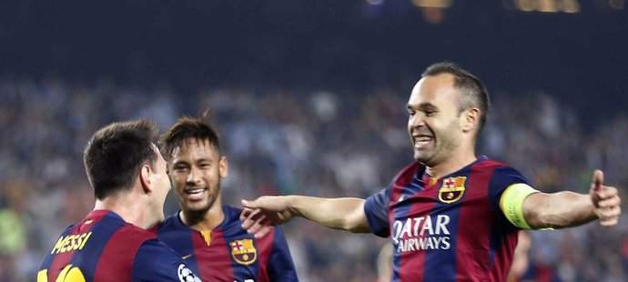 Messi a Iniesta slaví gól Barcelony.