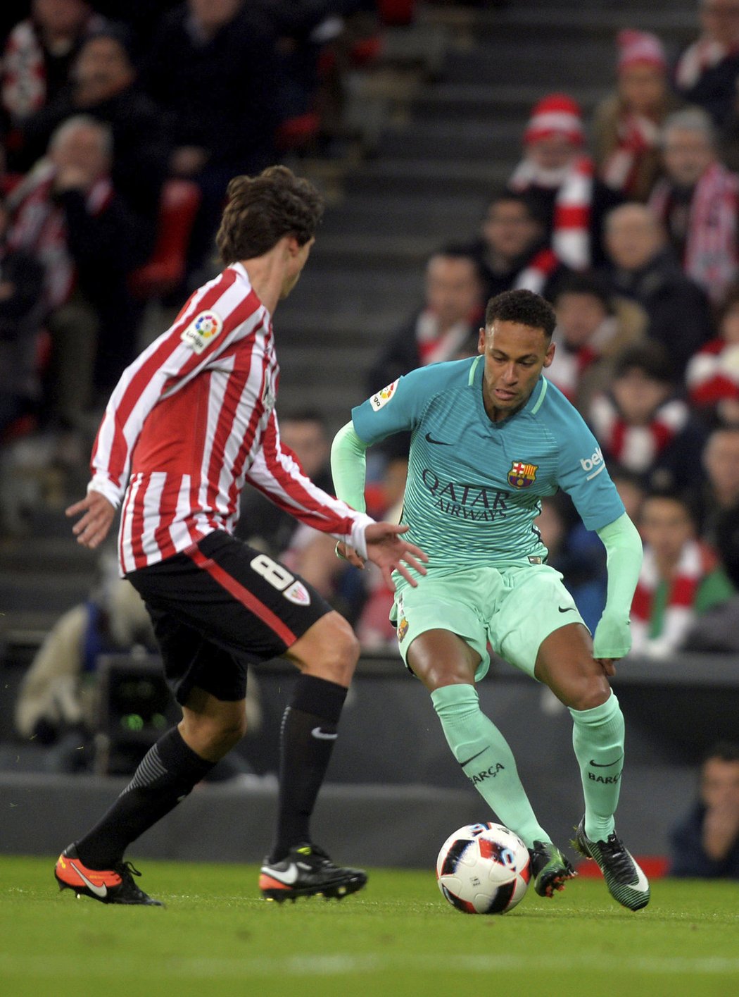 Útočník Barcelony Neymar se snaží obejít obránce z Athletika Bilbao