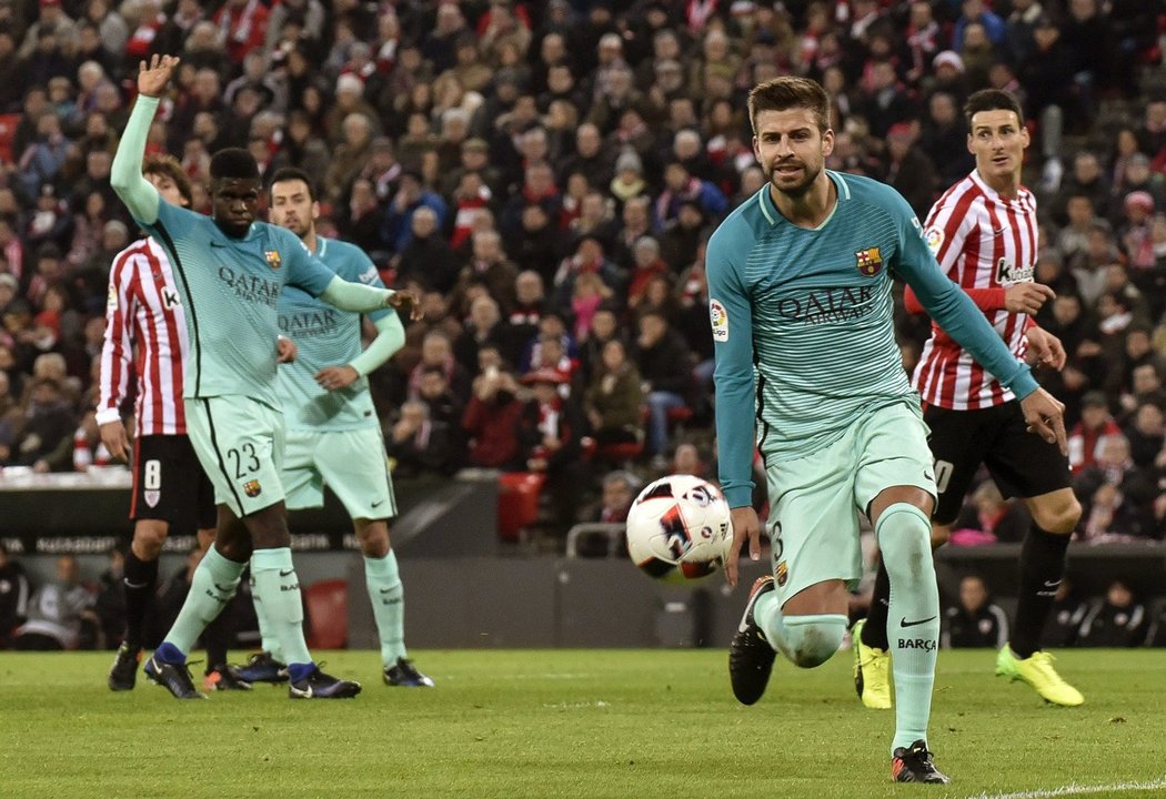 Stoper Barcelony Gerard Pique dobíhá balon v pohárovém zápase s Athletikem Bilbao