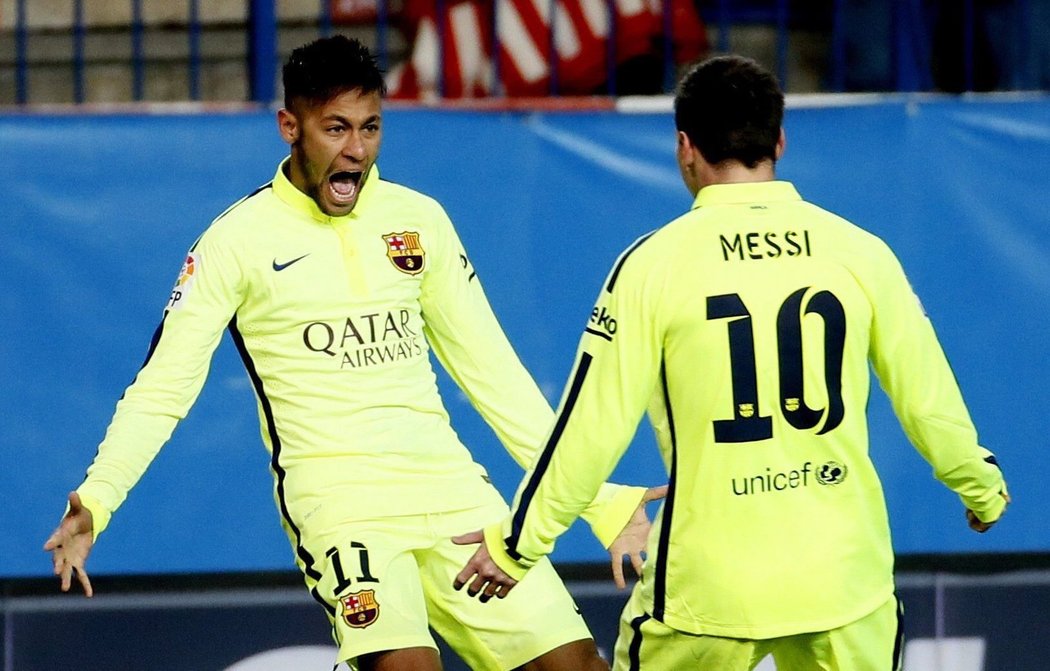 Neymar s Messim slaví gól do sítě Atlétika Madrid