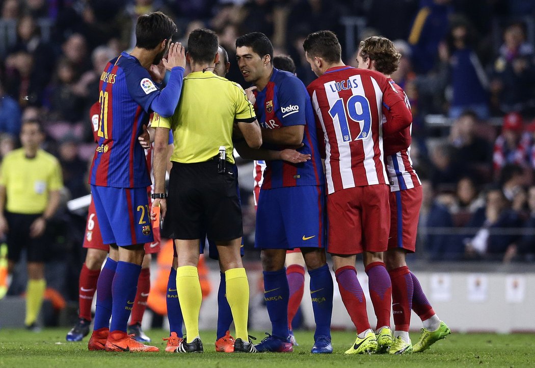 Závěr utkání byl velmi divoký. Vyloučen byl útočník Barcelony Luis Suárez