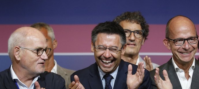 Josep Maria Bartomeu (uprostřed) slaví vítězství v prezidentských volbách Barcelony
