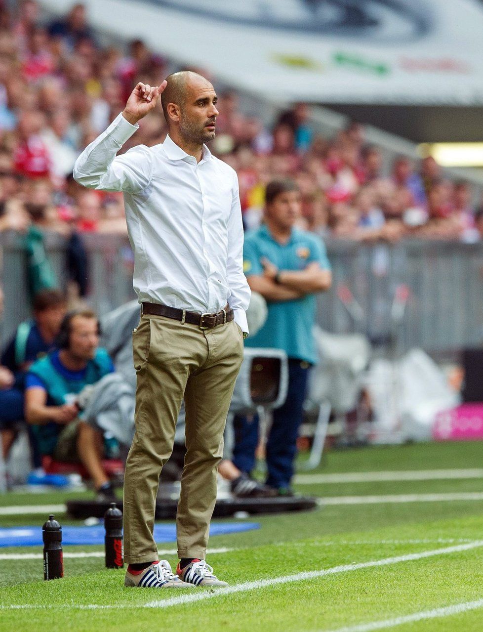Pep Guardiola udílí pokyny svým svěřencům v utkání Bayernu s Barcelonou