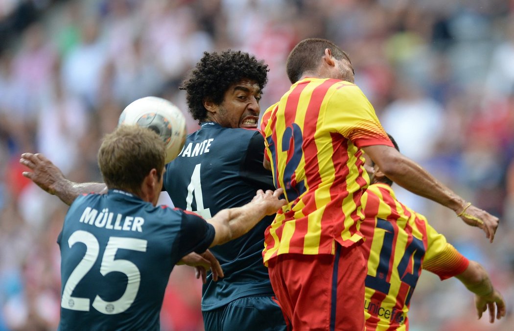 Thomas Müller z Bayernu se snaží protlačit míč do branky Barcelony