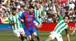 Lionel Messi proti přesile hráčů Betisu
