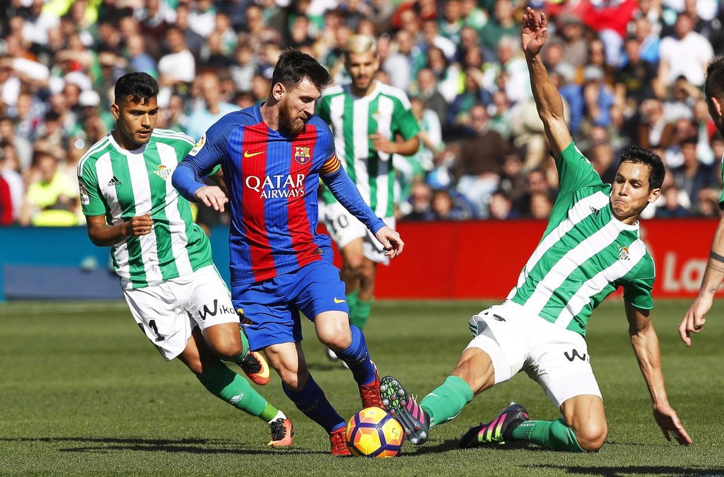 Lionel Messi proti přesile hráčů Betisu