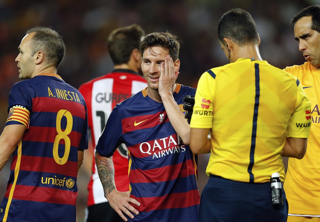 Lionel Messi a další hráči Barcelony se diví, že došlo k vyloučení stopera Piquého