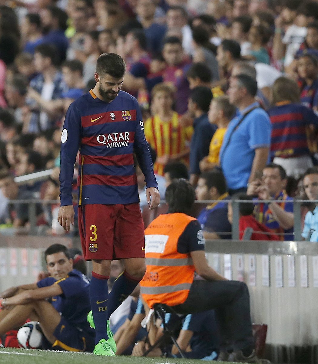 Opora defenzivy Barcelony Gerard Piqué opouští trávník v zápase s Bilbaem