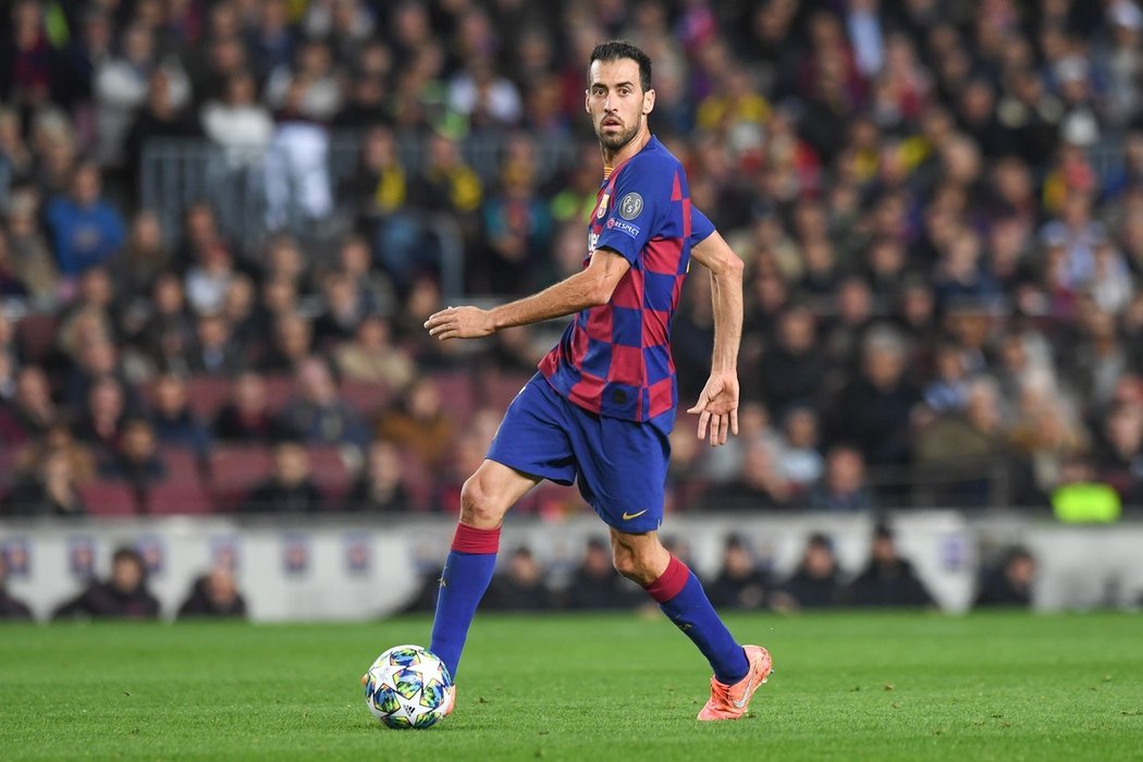 Záložník Barcelony Sergio Busquets