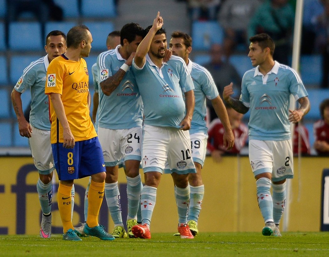 Nolito ze Celty Vigo a jeho spoluhráči se radují, zatímco Barcelona musela vydýchat těžký debakl