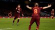Lionel Messi běží vstříc Andrési Iniestovi poté, co v úvodním osmifinále Ligy mistrů Barcelona srovnala na Chelsea na 1:1
