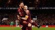 Radost barcelonských hvězd Lionela Messiho a Andrése Iniesty po brance do sítě Chelsea