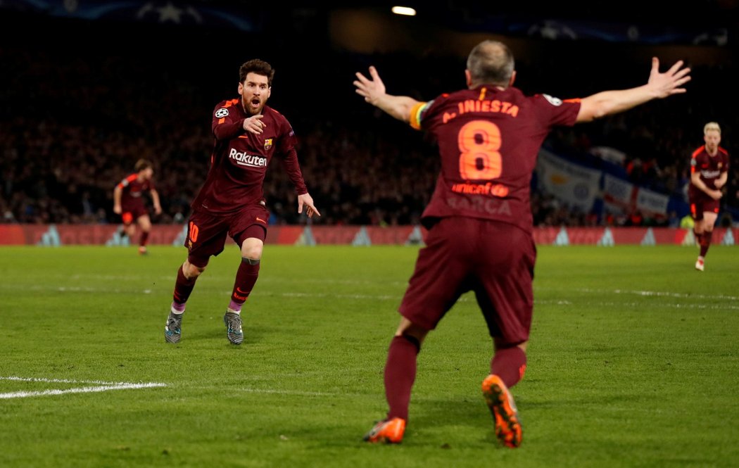 Lionel Messi běží vstříc Andrési Iniestovi poté, co v úvodním osmifinále Ligy mistrů Barcelona srovnala na Chelsea na 1:1