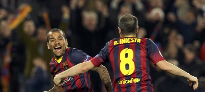 Iniesta běží gratulovat Danielu Avesovi, střelci druhého gólu Barcelony v utkání s Manchesterem City