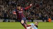 Klíčový moment. Lionel Messi padá po zákroku stopera Demichelise a z následné penalty poslal Barcelonu do vedení