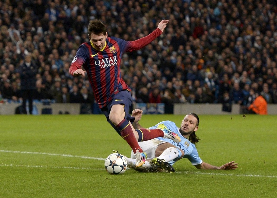 Klíčový moment. Lionel Messi padá po zákroku stopera Demichelise a z následné penalty poslal Barcelonu do vedení
