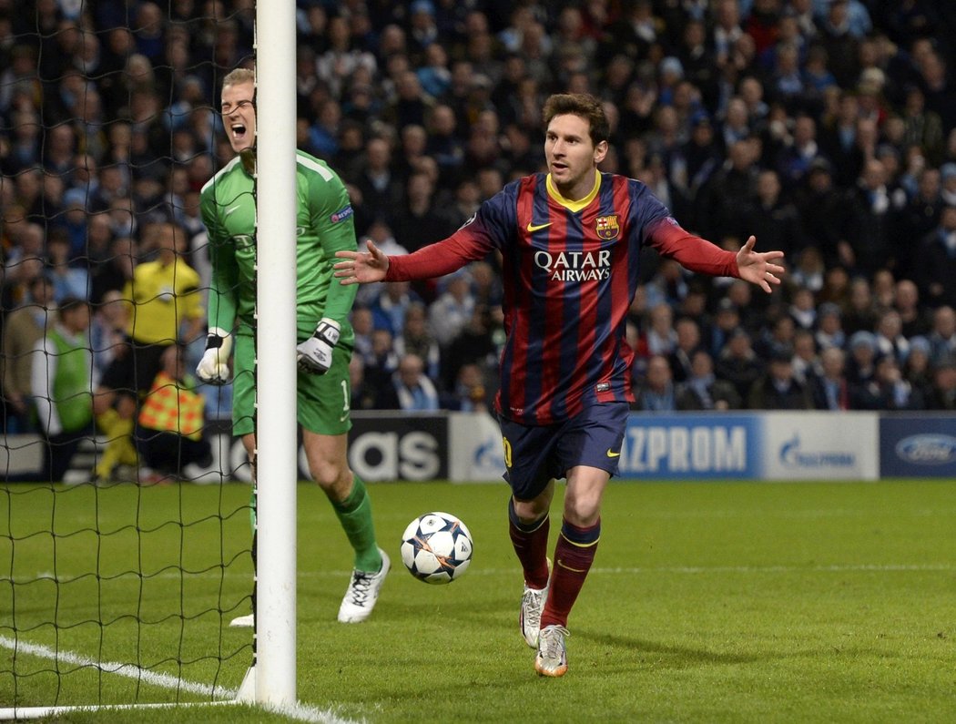 Lionel Messi slaví proměněnou penaltu na hřišti Manchesteru City