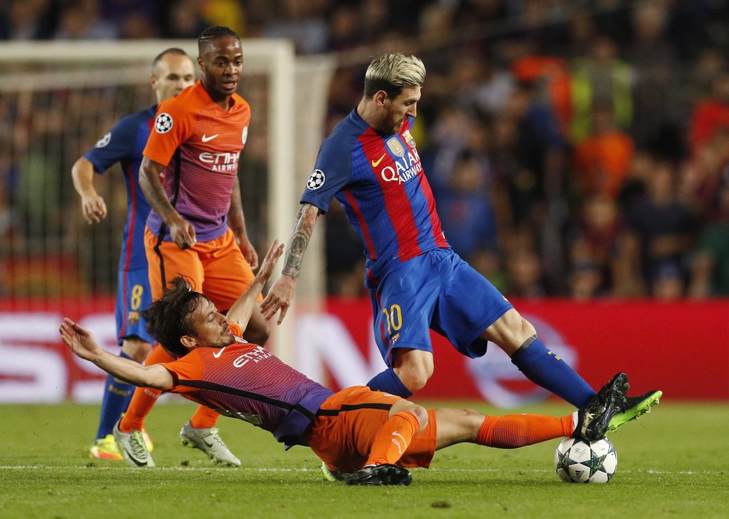 Lionel Messi je těsně bráněn hráčem City