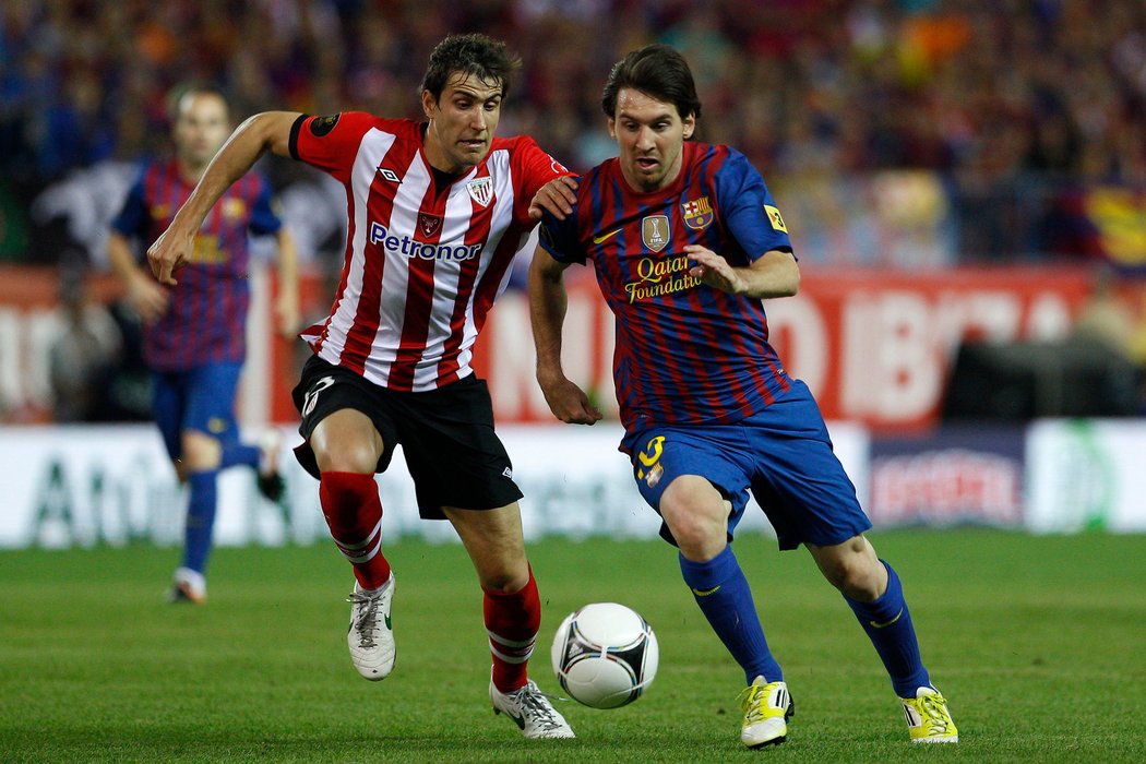 Messi uniká před bránícím hráčem