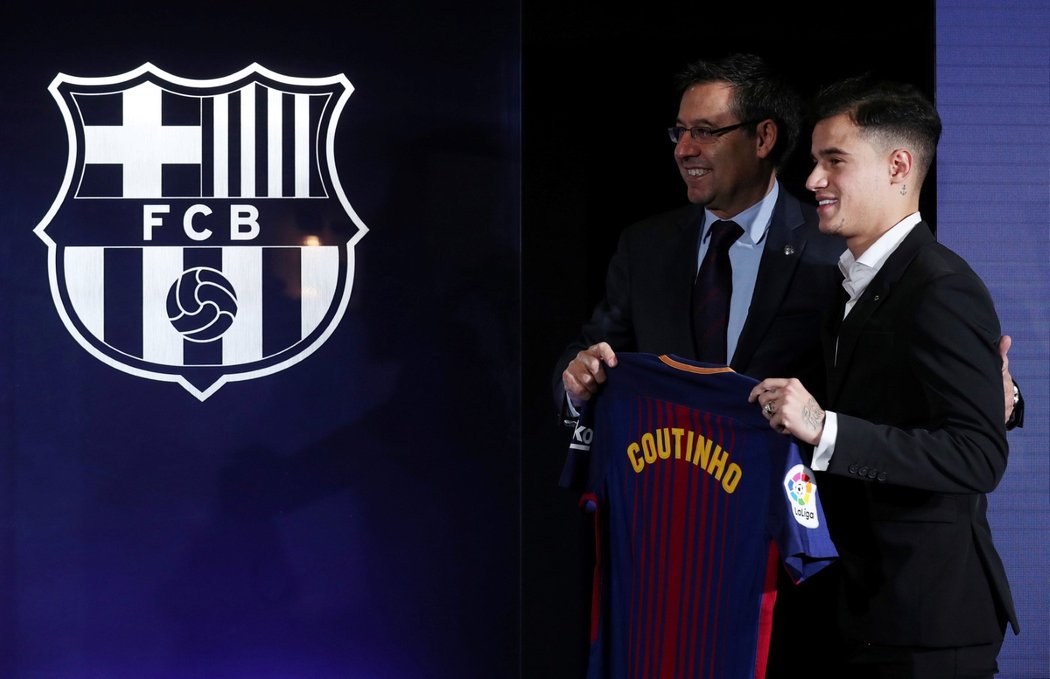 Nová posila Barcelony, brazilský záložník Philippe Coutinho v doprovodu klubového prezidenta Bartomea