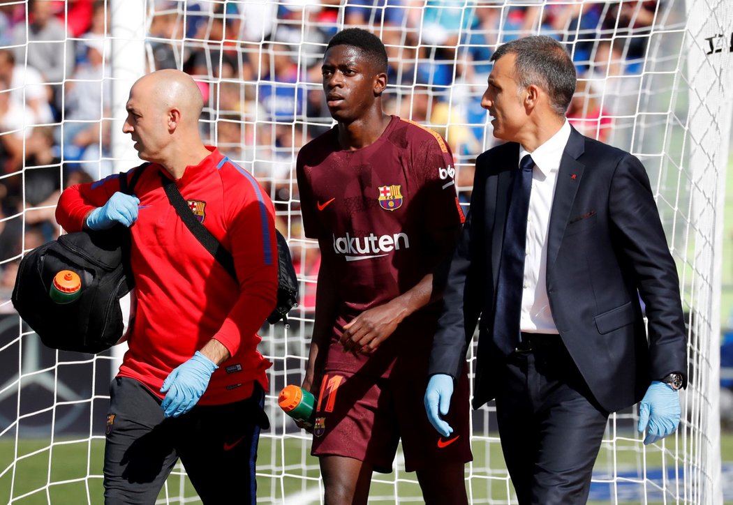 Nejdražší letní posila fotbalistů Barcelony Ousmane Dembélé bude kvůli zranění šlachy ve stehně z duelu proti Getafe dlouhou dobu chybět