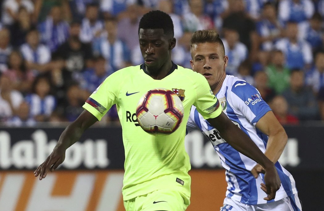 Útočník Barcelony Ousmane Dembele si kryje míč před Rodrigem Tarinem z Leganes