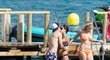 Cesc Fabregas si užívá dovolenou na Ibize se svou přítelkyní Daniellou Semaanovou