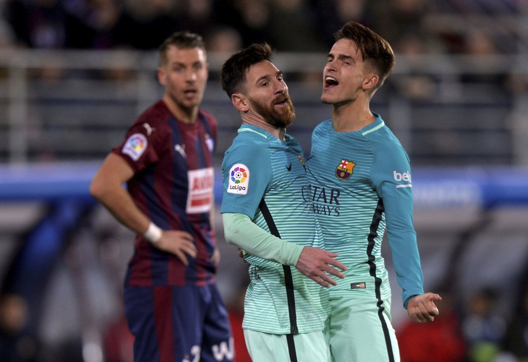 Lionel Messi (vlevo) gratuluje k brance proti Eibaru záložníkovi Denisi Suárezovi