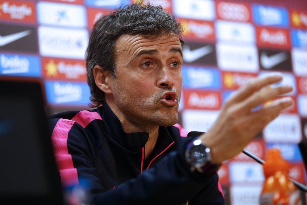 Trenér Barcelony Luis Enrique na tiskové konferenci