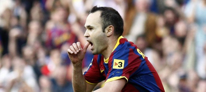 Andrés Iniesta slaví gól proti Espaňolu Barcelona